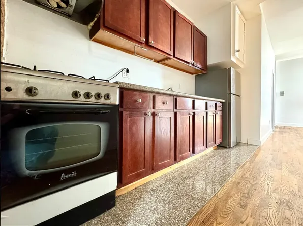 346 Gates Avenue image 3 of 8