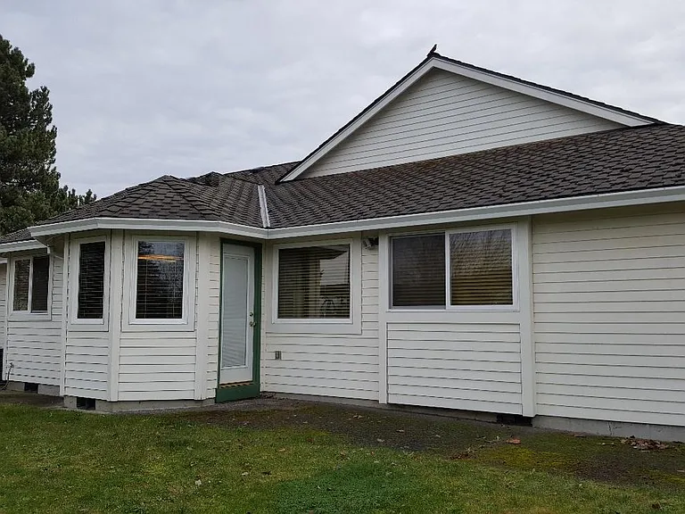 391 NE 30th Dr — Photo 4
