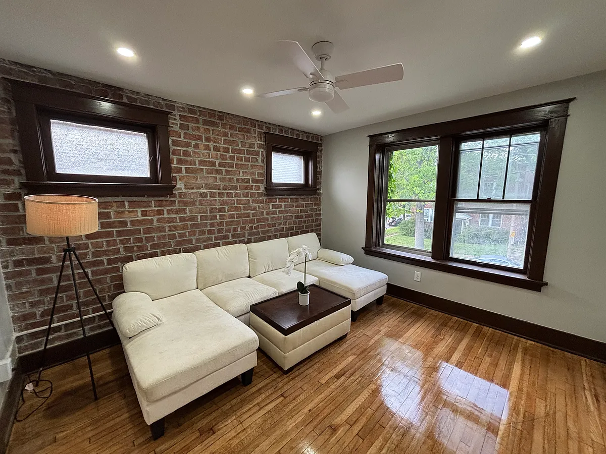 Building Photo - 3954 Miami St #2W