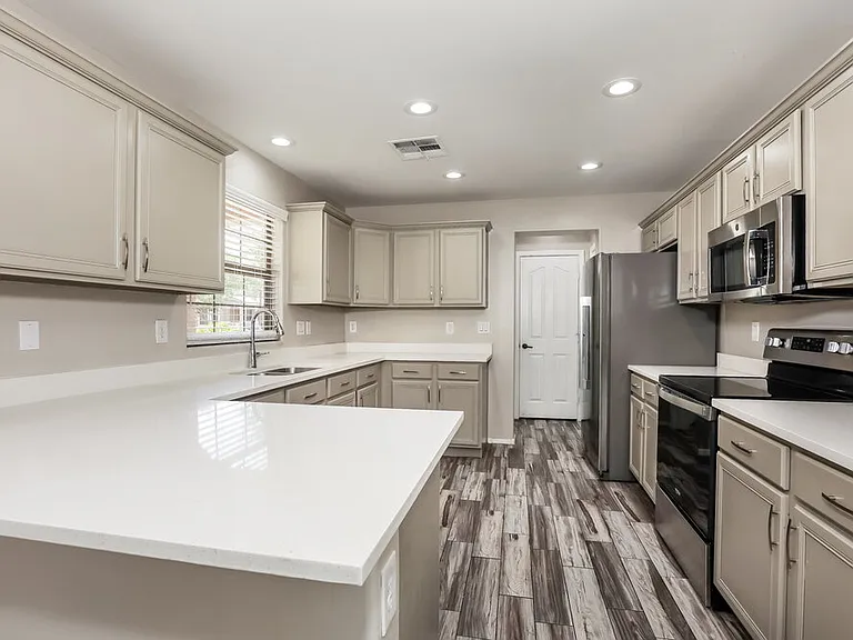 3348 E Franklin Ave — Photo 7