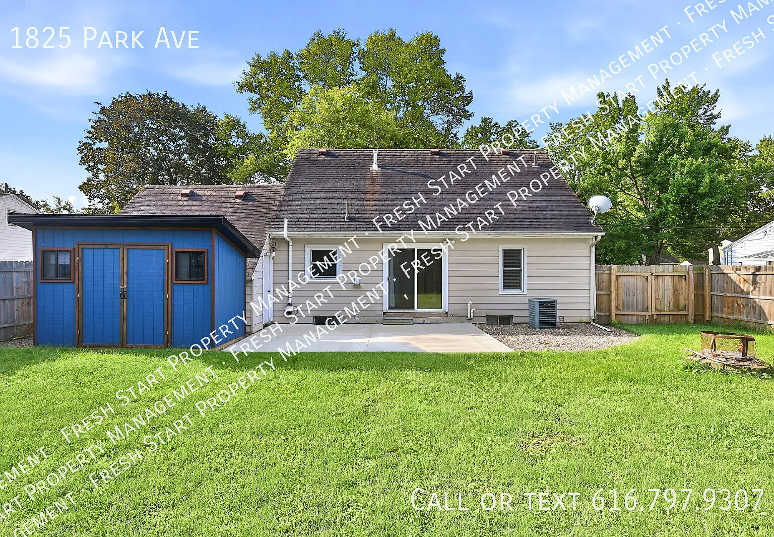 "Charming 3-Bedroom Retreat with 2 Full Baths on Park Ave, Kalamazoo!" — Photo 2