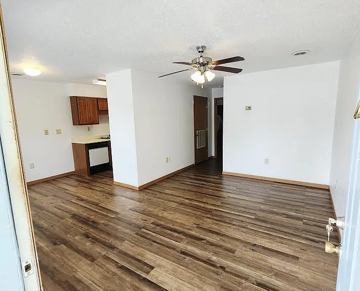 180 Ashwood Dr #D — Photo 3