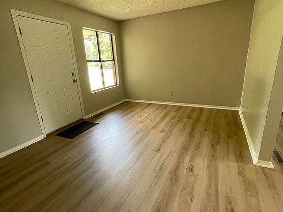 3rd image of 207 N Willow Dr