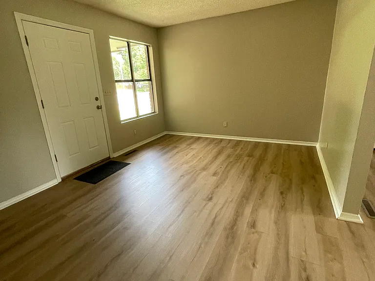207 N Willow Dr — Photo 3