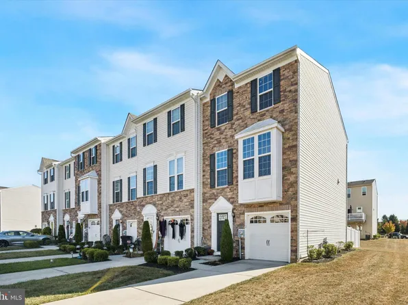 112 Village Green Ln, Sicklerville, NJ 08081