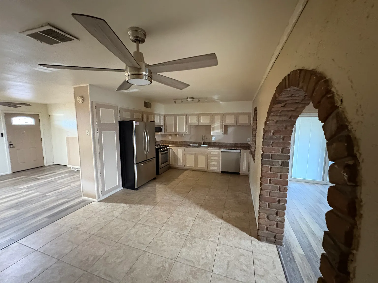 3 bed, 1381 sqft, $1,800 — Photo 2