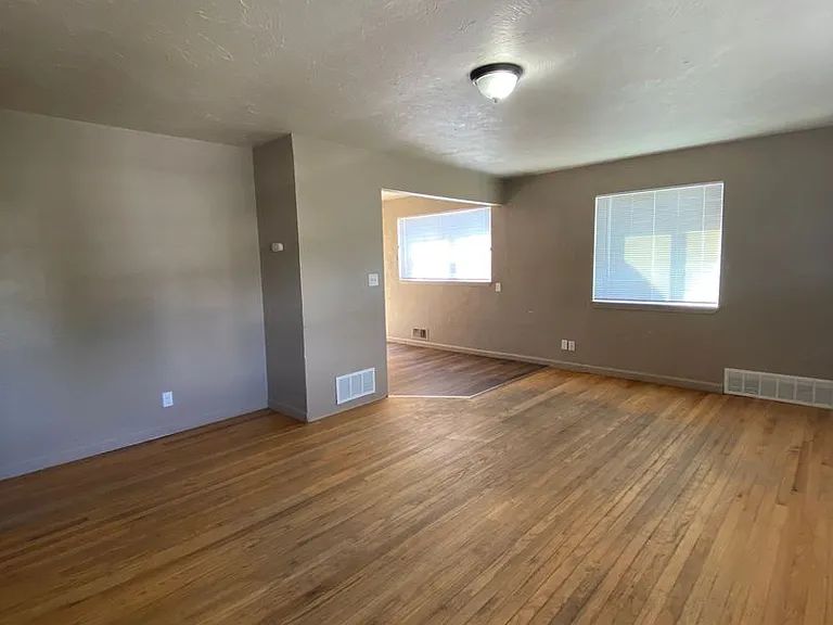5 bedroom, 2 bath House-Cheney! Right on campus!! — Photo 10