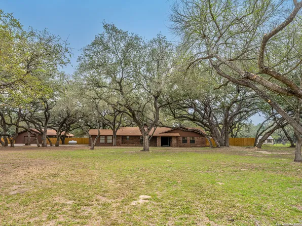 102 CRESTLINE DR, Pleasanton, TX 78064