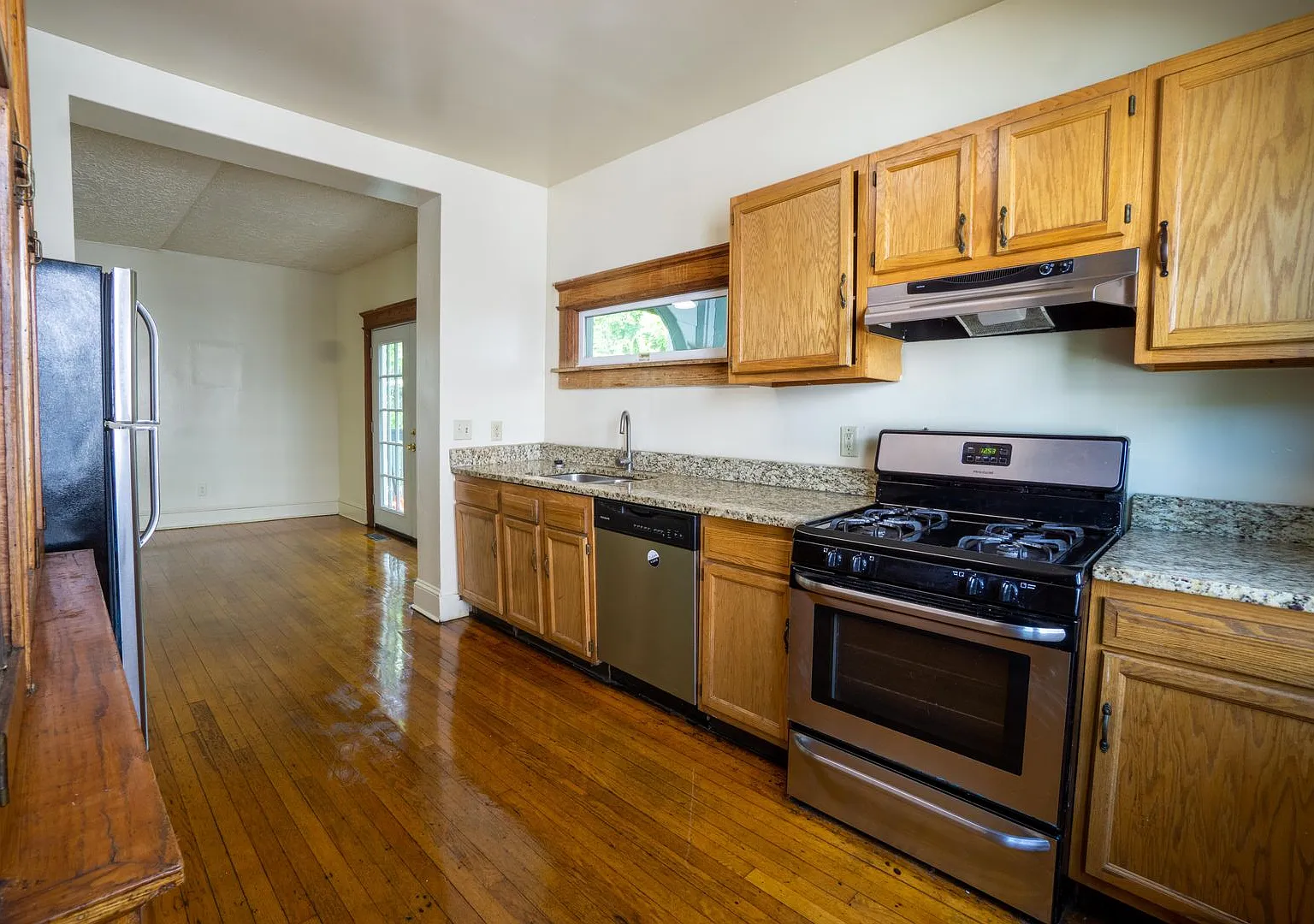 960 Lancaster Ave - Available 6/1/27 - Single Family Home — Photo 2