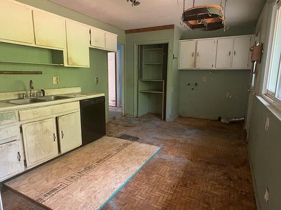 4th image of 11 Barksdale Drive