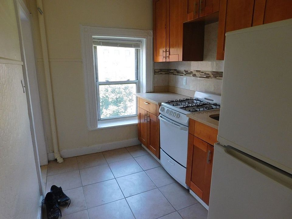 1st image of 575 Putnam Ave APT 4