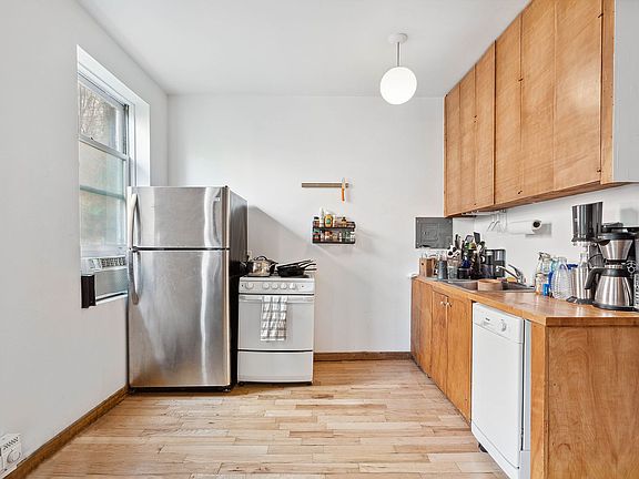 3rd image of 121 W 3rd St APT Er