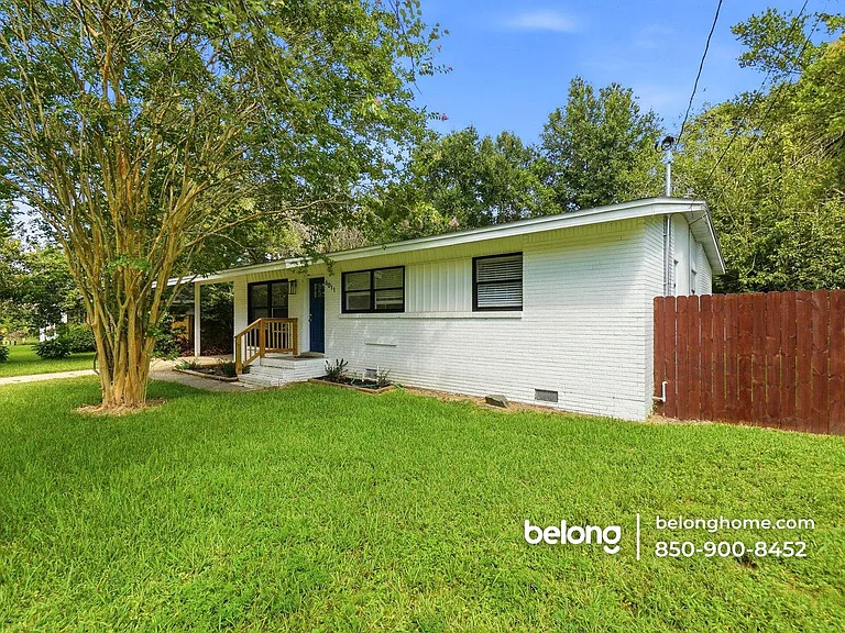 6011 Greenwood Ln — Photo 2