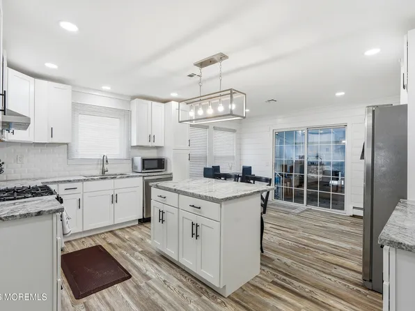 39 Chesterfield Lane, Toms River, NJ 08757