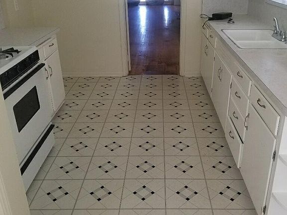 3rd image of 2580 Valencia Ave