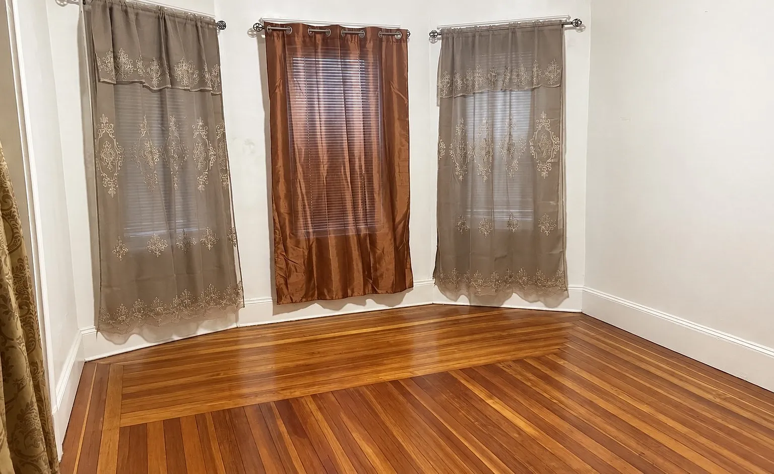 3 bed, 1.0 bath, 1100 sqft, $2,995 — Photo 3