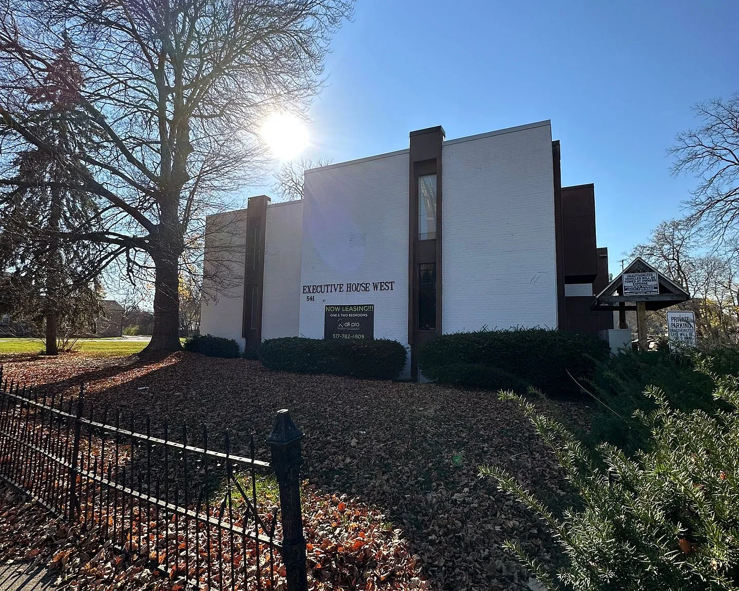 Executive House West — Photo 1