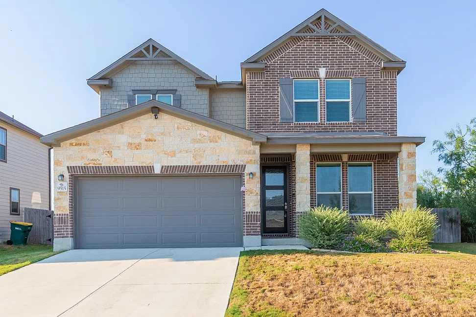 4 bed, 2.5 bath, 2701 sqft, $2,100 — Photo 1