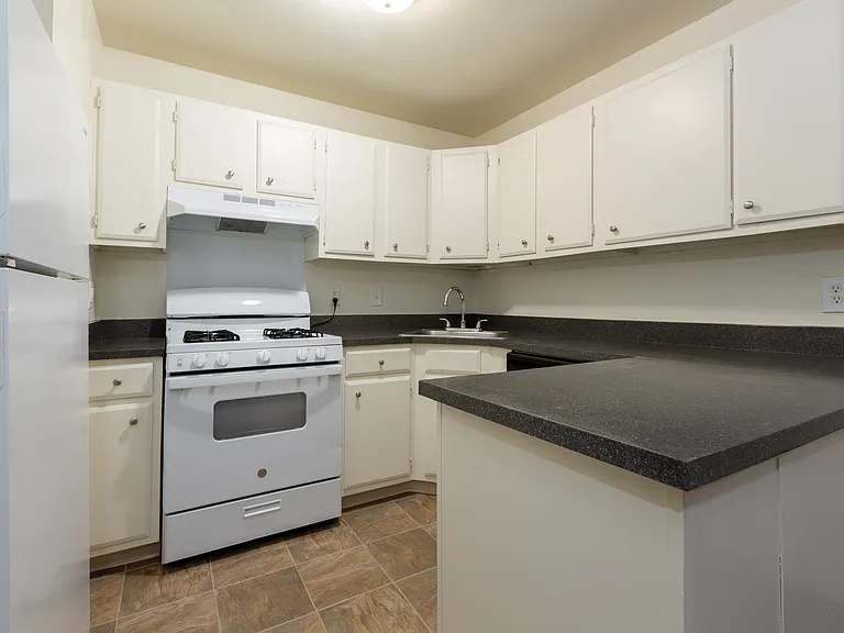 North Arch Village Apartments — Photo 30