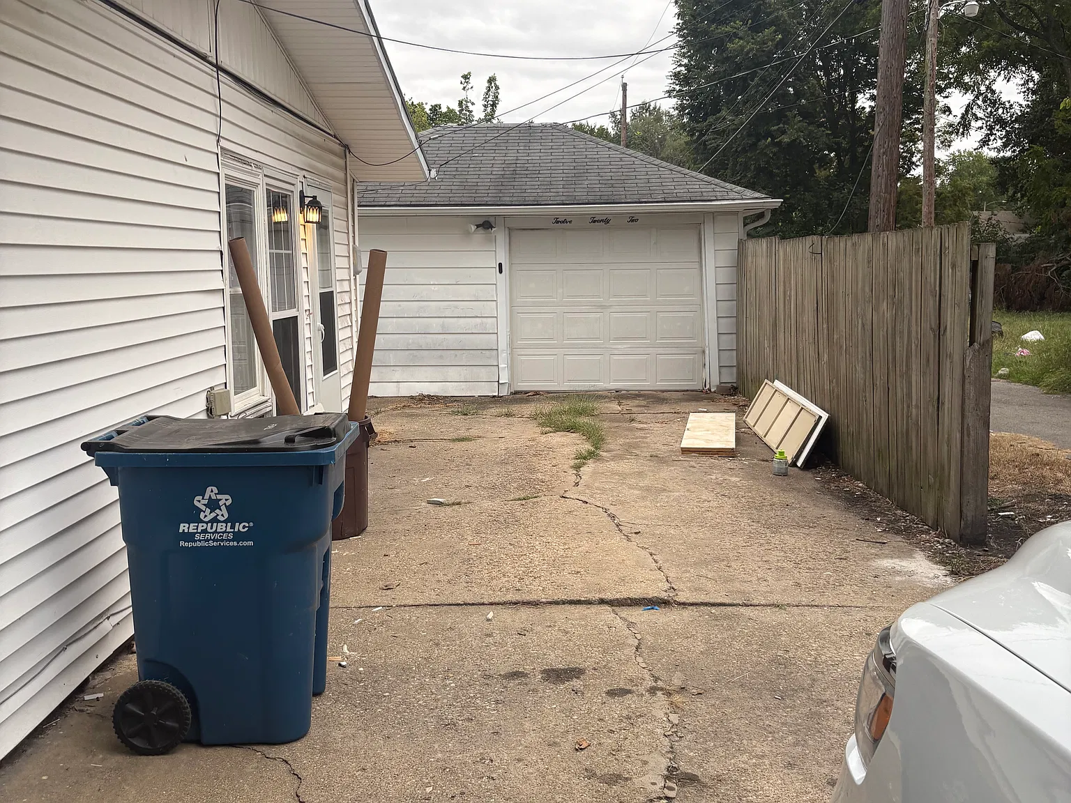 3 bed, 925 sqft, $1,200 — Photo 2