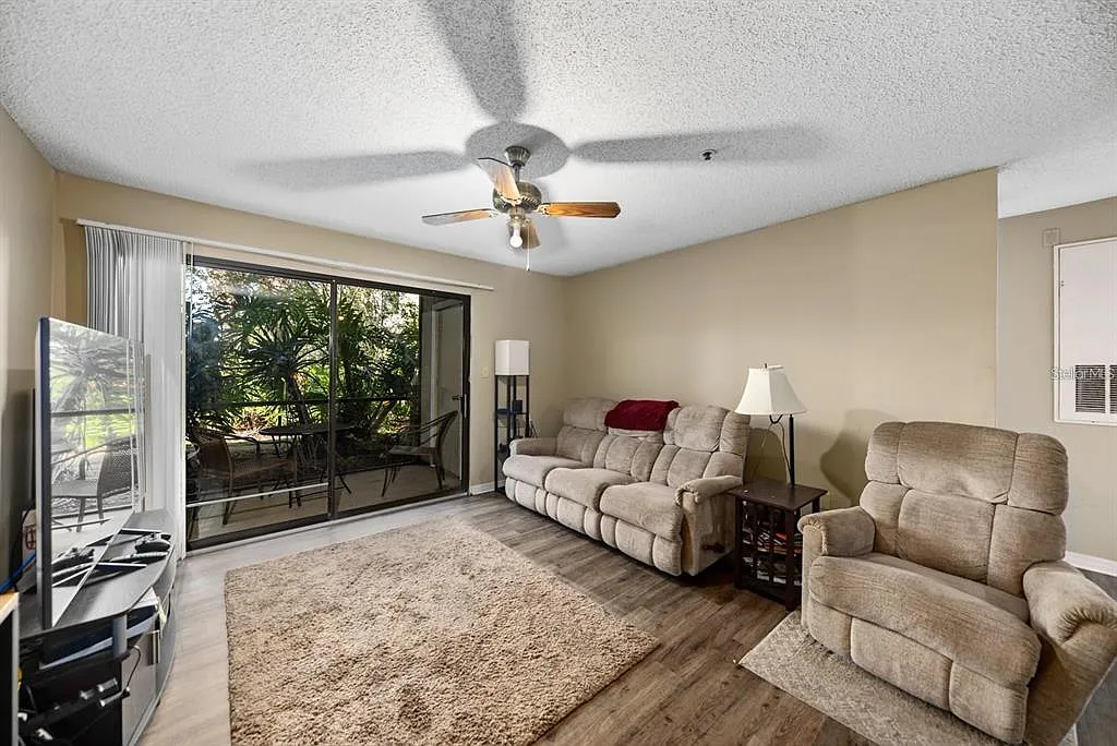 3 bed, 2.0 bath, 1272 sqft, $2,000 — Photo 4