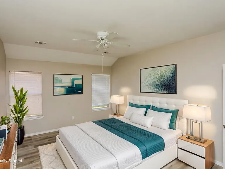 1303 Coronado Ln — Photo 11