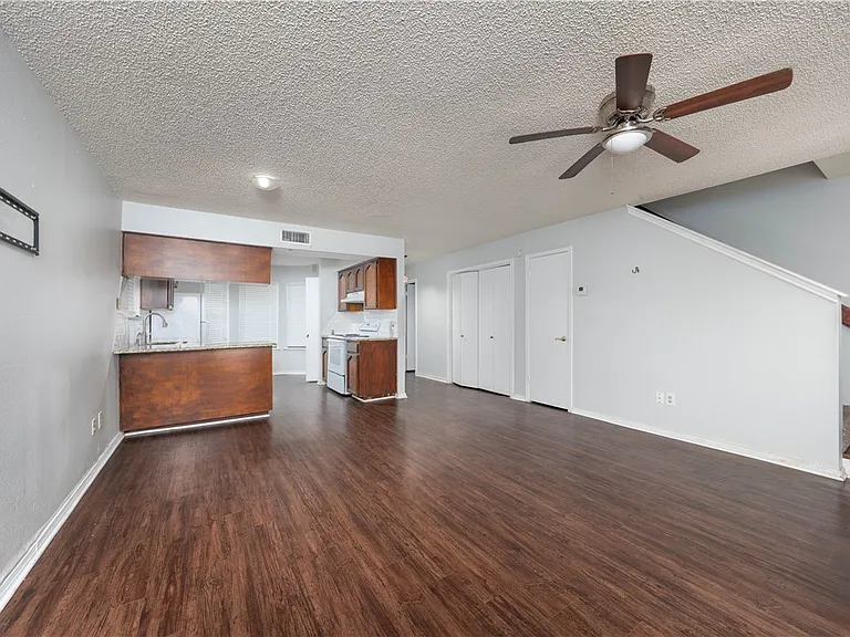 4010 Oak Bay Dr #E — Photo 5