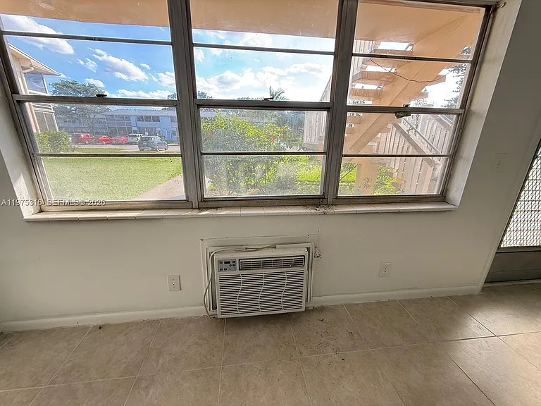 210 Canterbury Dr #1-J — Photo 3