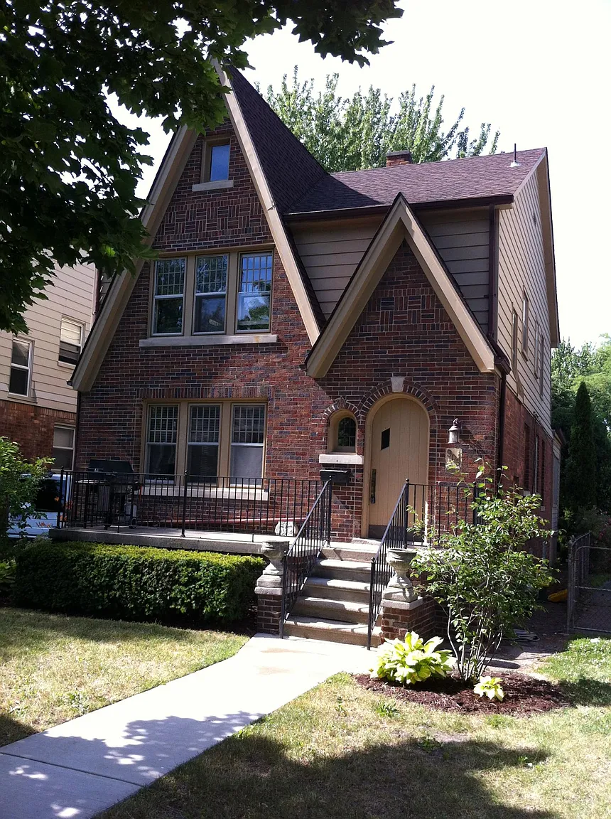 909 E 3rd St photo 1
