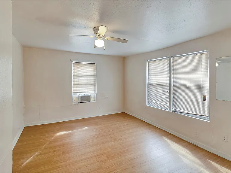 4233 Dupont St #A — Photo 8