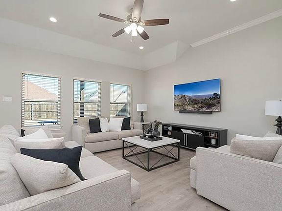 3rd image of 306 Evening Shade Ln