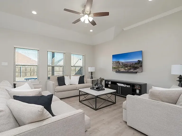 306 Evening Shade Ln — Photo 3