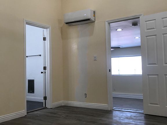4th image of 9746 Saloma Ave #1/2