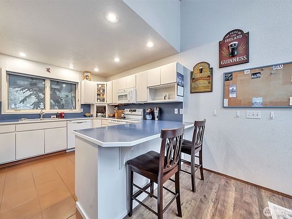 4th image of 4015 Boardman Court NW