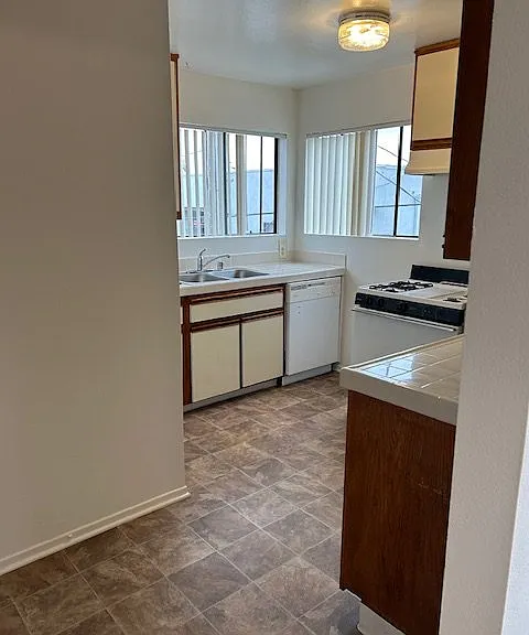 623 E Cypress Ave #304 — Photo 3