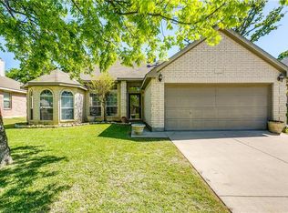 521 Oakbrook Dr, Burleson, TX 76028