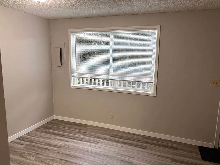 ZhH608 - R Street Apts — Photo 9