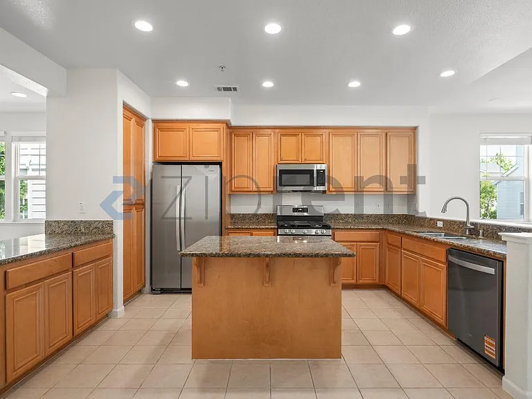 1611 Summer Ln — Photo 7