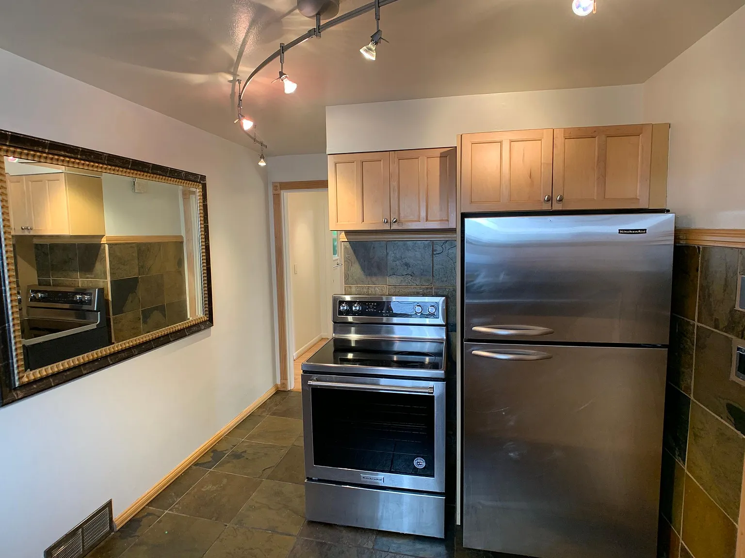 6 bed, 2020 sqft, $850 — Photo 1