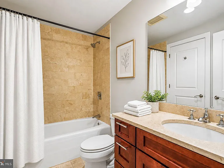 215 I St NE #103 — Photo 12
