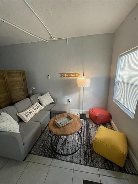 1st image of 619 Selkirk St #2