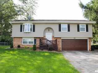 906 Lake Rd, Eureka, IL 61530