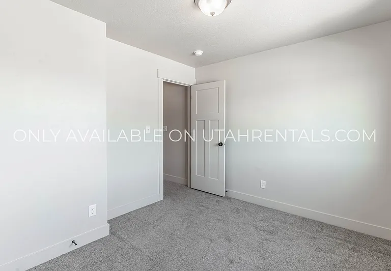 161 N 1275 W — Photo 17