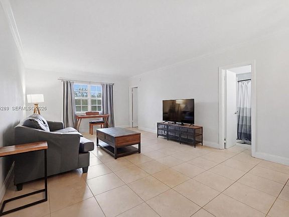 4th image of 2426 SE 17th St APT 303A