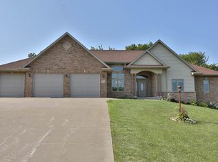 12046 Whispering Meadows Dr, Dubuque, IA 52003