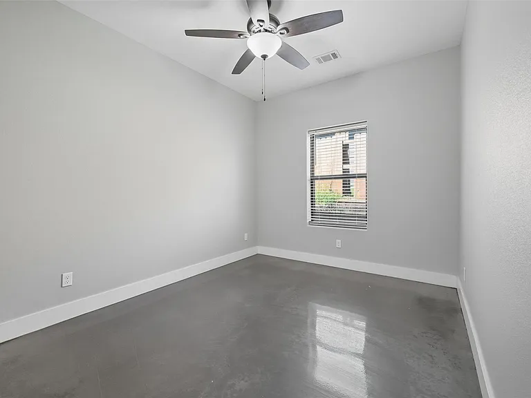 610 E Texas St — Photo 13