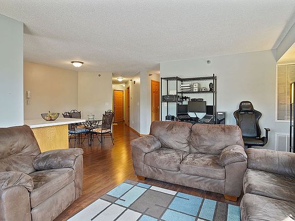 3rd image of 880 Lyn Way Unit 310