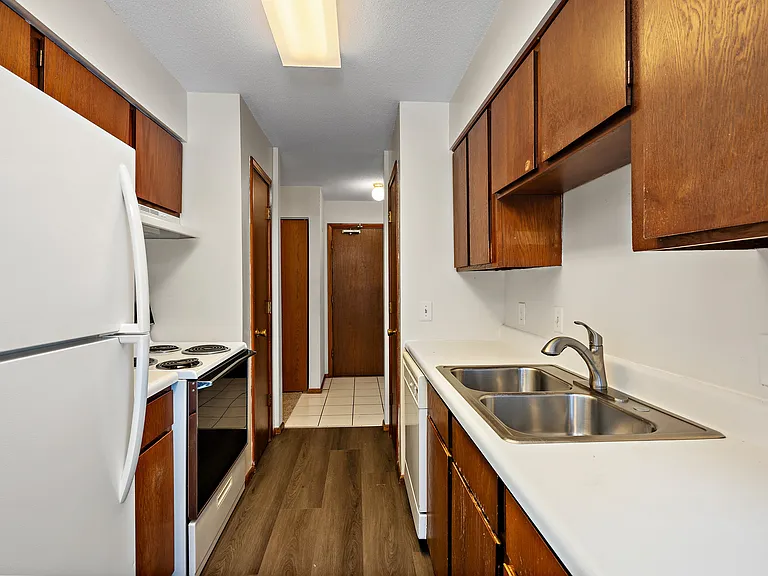 Kings Manor Apartments — Photo 14