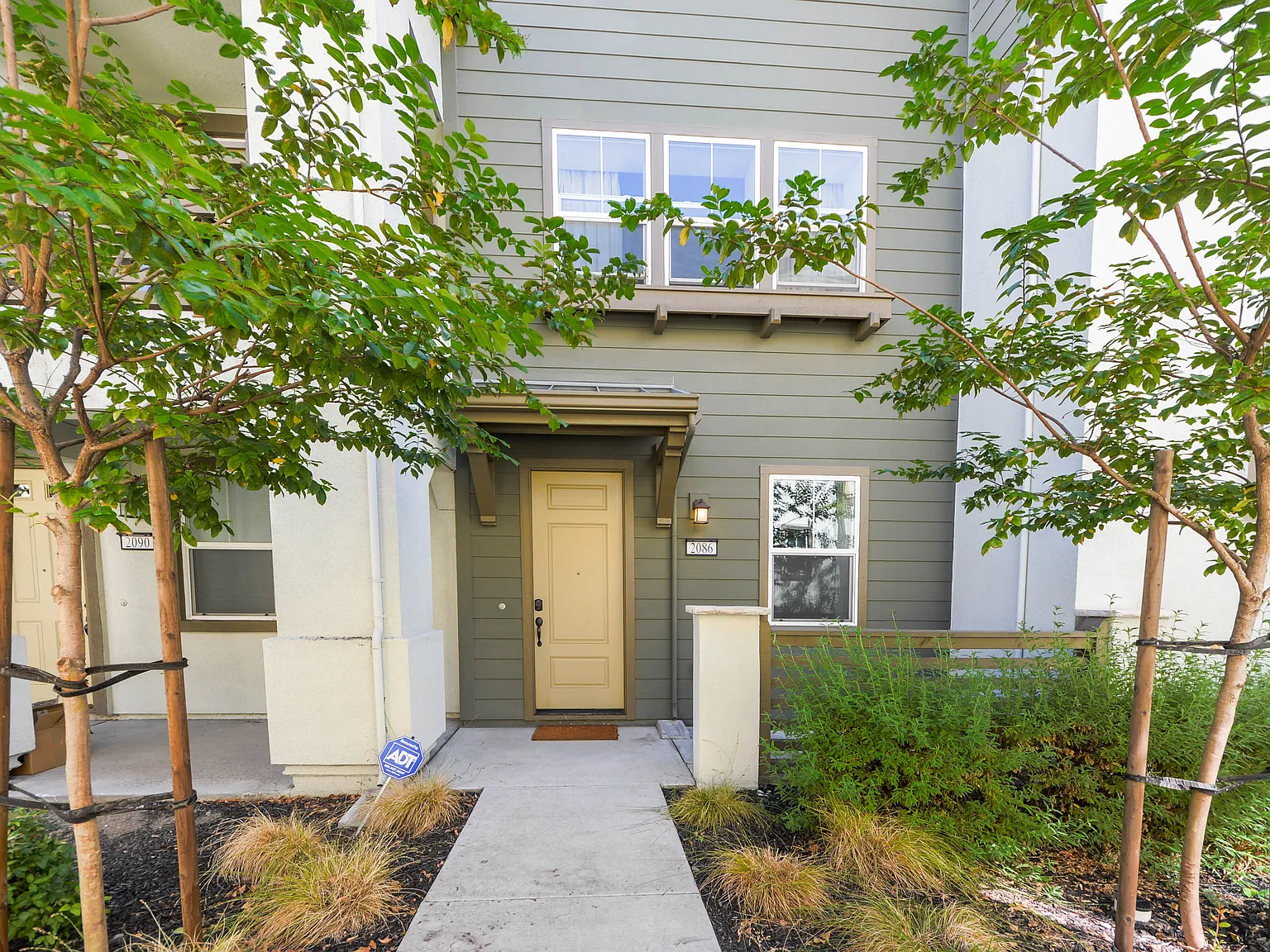 Beautiful 3 bed / 3 bath Berryessa Condo — Photo 1