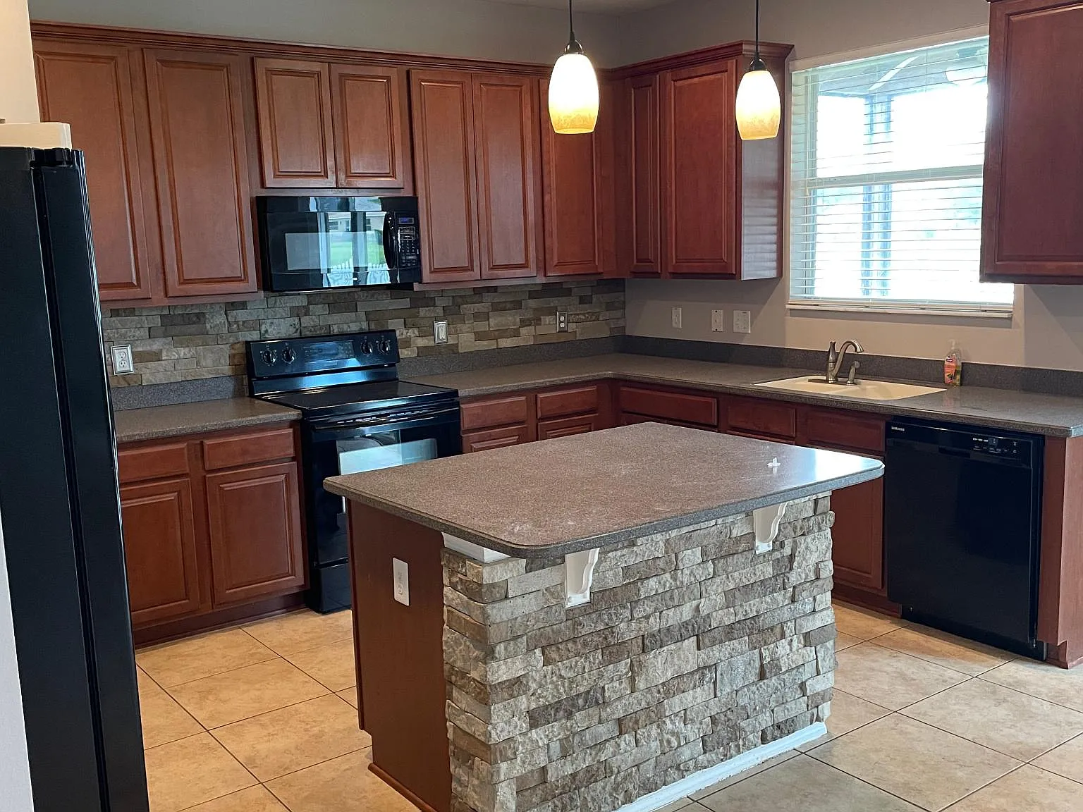 4 bed, 1941 sqft, $2,495 — Photo 2